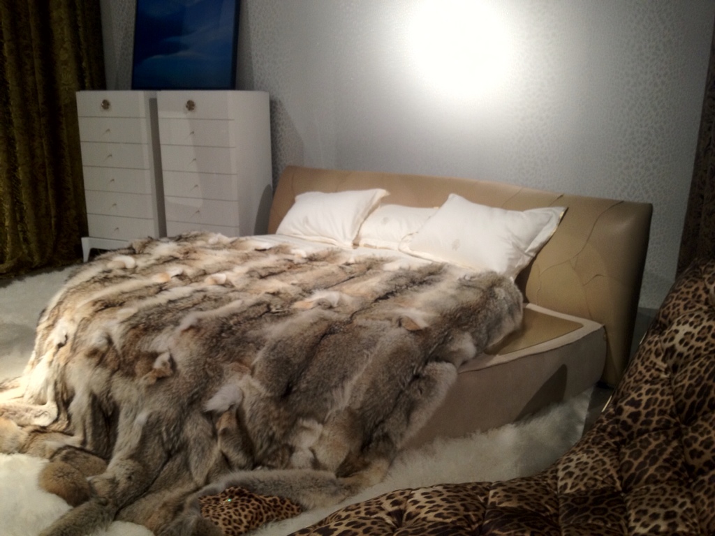 Кровать шерсть. Roberto Cavalli покрывала. Кровать Cavalli. Кровать мех 3д. Одеяло Роберто Кавалли.